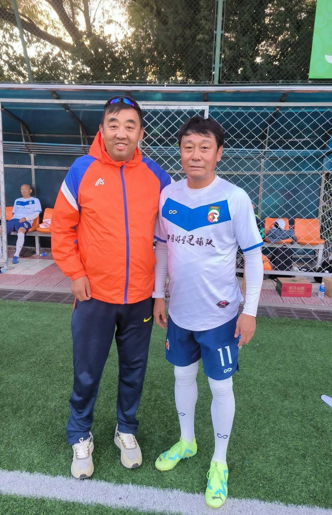 父母离世后，原本疏远陌生的姐弟暂时一同生活，虽然摩擦不断，但弟弟的爱逐渐温暖了背负着复杂情绪的姐姐，让她的内心在锋芒之外更加柔软细腻，姐姐张子枫表白道：;他总是会不经意地让我感受到那种来自家人的温暖，谢谢你，弟弟